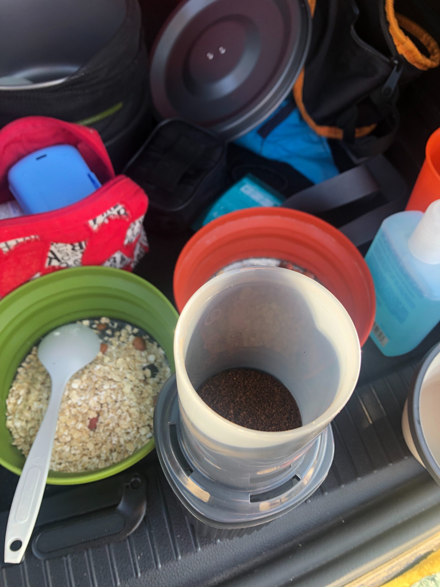 Skládací silikonové nádobí doplněné o plastové příbory na našich cestách nesmí chybět