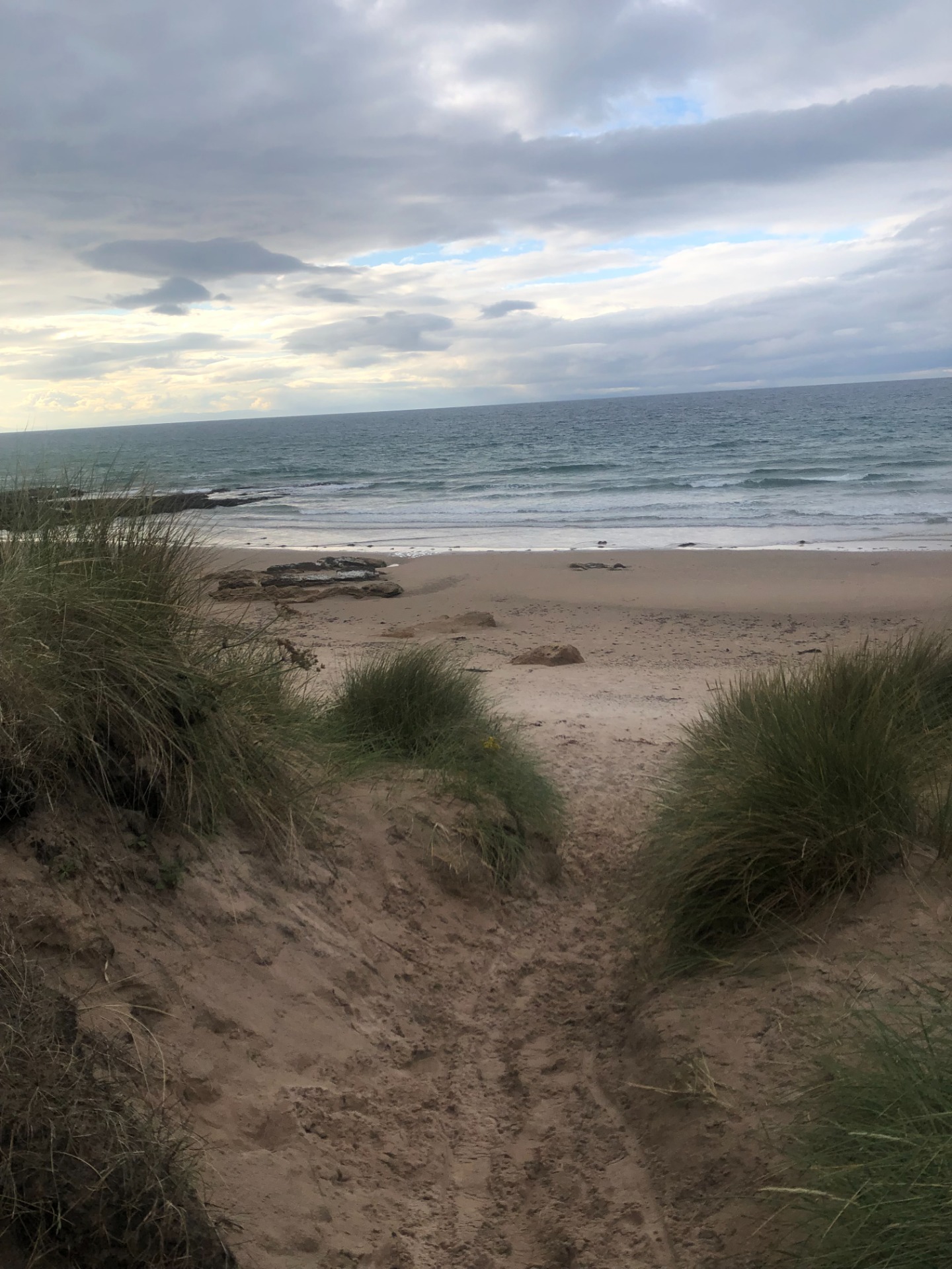 Krásný přístup na pláž kousek od auta